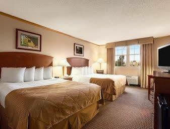 Hotel Ramada By Wyndham And Wasserbahn Waterpark Williamsburg