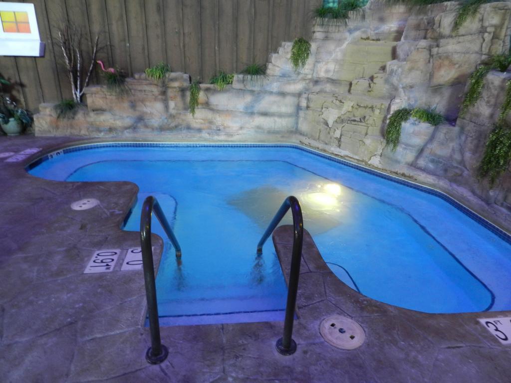 Hotel Ramada By Wyndham And Wasserbahn Waterpark Williamsburg