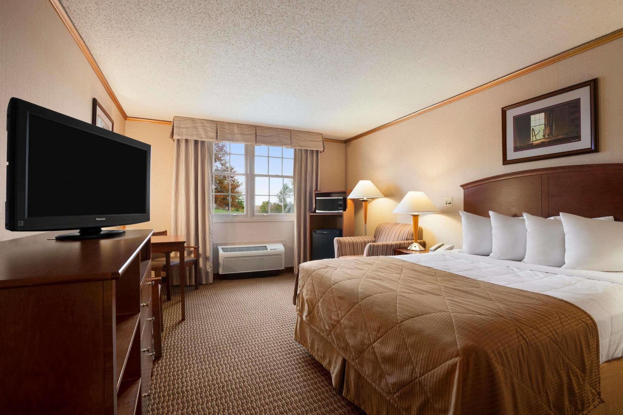 Ramada By Wyndham And Wasserbahn Waterpark Hotel Williamsburg